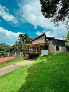 een huis met een terras op een grasheuvel bij Casa de Campo Home Exp in Socorro