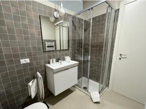 uma casa de banho com um WC, um lavatório e um chuveiro em Ca'Sazen Bilo 18 em Brescia