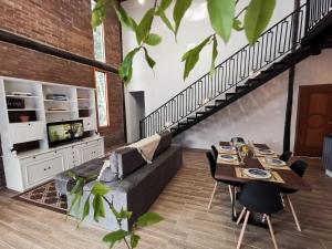een woonkamer met een bank en een tafel bij Casa de Campo Home Exp in Socorro
