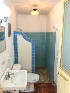 uma casa de banho com um WC branco e um lavatório. em Casa Aurora em Ajijic