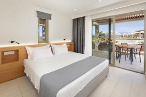 Ένα ή περισσότερα κρεβάτια σε δωμάτιο στο Thalassa Suites