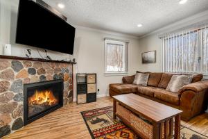 uma sala de estar com um sofá e uma lareira em Hideaway Valley Condo 36 em Harbor Springs