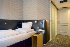 Postel nebo postele na pokoji v ubytování Hotel Lechnerhof Unterföhring