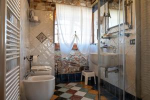 Koupelna v ubytování Luxury Corte Di Re Artù