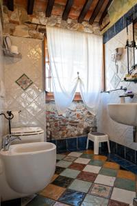 Koupelna v ubytování Luxury Corte Di Re Artù