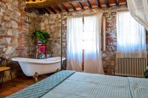 Postel nebo postele na pokoji v ubytování Luxury Corte Di Re Artù