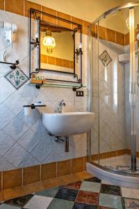 Koupelna v ubytování Luxury Corte Di Re Artù