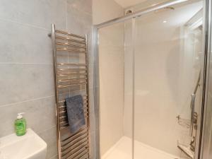 een badkamer met een douche en een wastafel bij Iona 10 Palace Street East in Berwick-Upon-Tweed