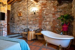 Koupelna v ubytování Luxury Corte Di Re Artù + 37 fotografií