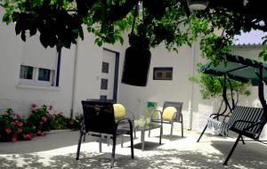 - une table et des chaises dans une cour avec un bâtiment dans l'établissement Chrismma Apartment with private yard parking, à Pírgos