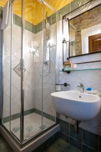 Koupelna v ubytování Luxury Corte Di Re Artù