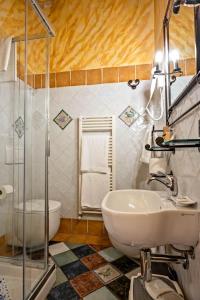 Koupelna v ubytování Luxury Corte Di Re Artù