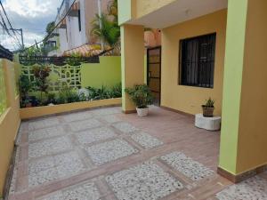 an empty courtyard of a house with plants at casa equipada estadia placentera in Hainamosa