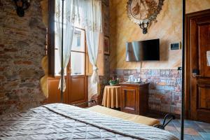 TV a/nebo společenská místnost v ubytování Luxury Corte Di Re Artù