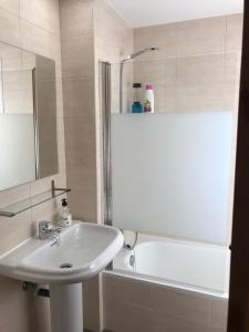 Apartamentos Olga Cantabria的一间浴室