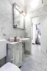 ein Badezimmer mit einem Waschbecken, einem WC und einem Spiegel in der Unterkunft Casa nei pressi del Duomo,Firenze centro storico in Florenz