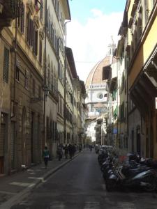 eine Gasse mit Motorrädern auf der Straßenseite in der Unterkunft Casa nei pressi del Duomo,Firenze centro storico in Florenz
