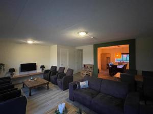 ein großes Wohnzimmer mit Sofas und einem TV in der Unterkunft B&B Hof 't Sprakel in Haaksbergen