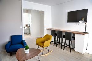 ein Wohnzimmer mit einem Tisch und Stühlen in der Unterkunft Superbe appartement dans une résidence avec garage - 137 in Bihorel