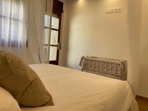 A bed or beds in a room at Apartamento céntrico, climatizado y totalmente equipado de 3 habitaciones para 6-7 personas