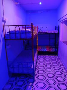 2 beliches num quarto com luzes roxas em Sankardev Guest House D24 35 em Varanasi