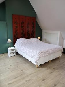 ブローニュ・シュル・メールにあるAu repere de Marietteの緑の壁のベッドルーム1室(白いベッド1台付)