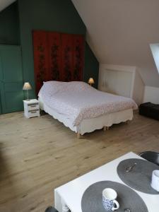 ブローニュ・シュル・メールにあるAu repere de Marietteのウッドフロアのベッドルーム1室(白いベッド1台付)