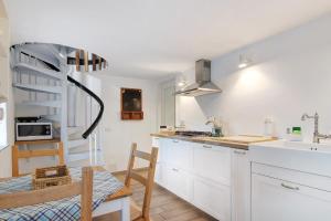 Kuchyň nebo kuchyňský kout v ubytování Stone House of the year 1500