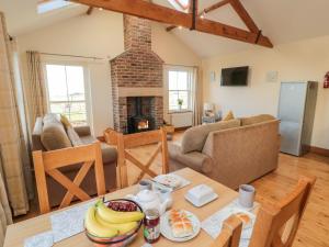 eine Küche und ein Wohnzimmer mit einem Tisch mit Bananen drauf in der Unterkunft Home Stead Cottage in Embleton
