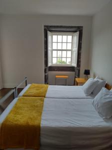 - une chambre avec 2 lits et une fenêtre dans l'établissement Azores Youth Hostels - Pico, à São Roque do Pico