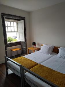 una camera con due letti e una finestra di Azores Youth Hostels - Pico a São Roque do Pico