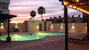 uma villa com piscina ao anoitecer em Hacienda Bella em Cabo San Lucas