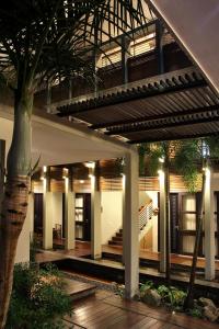 Arium de un edificio con una escalera y un árbol en COZY Boutique Guest House, en Malang