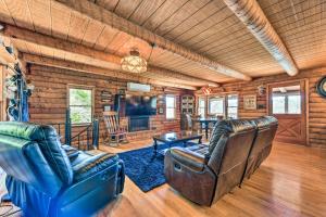 uma sala de estar com duas cadeiras de couro e uma mesa em Lake Norman Cabin Private Dock and Hot Tub! em Denver