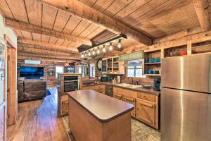 uma cozinha com armários de madeira e um frigorífico de aço inoxidável em Lake Norman Cabin Private Dock and Hot Tub! em Denver