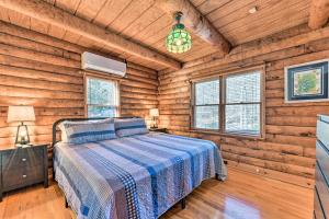 um quarto com uma cama num chalé de madeira em Lake Norman Cabin Private Dock and Hot Tub! em Denver