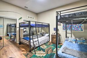 Ein Zimmer mit 3 Etagenbetten und ein Schlafzimmer mit einem gmaxwell gmaxwell Bett. in der Unterkunft Spacious Hot Springs Oasis on Lake Hamilton! in Hot Springs