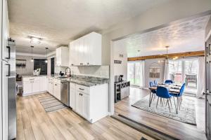Kuchyň nebo kuchyňský kout v ubytování Cozy Ohio Retreat with Deck, Hot Tub and Grill!