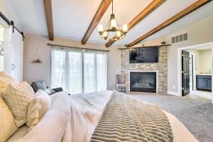 TV a/nebo společenská místnost v ubytování Cozy Ohio Retreat with Deck, Hot Tub and Grill!