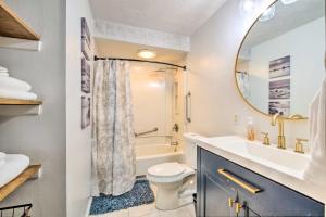 Koupelna v ubytování Cozy Ohio Retreat with Deck, Hot Tub and Grill! + 18 fotografií