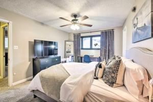 Postel nebo postele na pokoji v ubytování Cozy Ohio Retreat with Deck, Hot Tub and Grill!