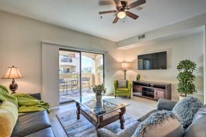 sala de estar con sofá y TV en Midtown Phoenix Vacation Rental with Pool Access!, en Phoenix