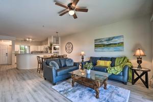 uma sala de estar com um sofá e uma mesa em Midtown Phoenix Vacation Rental with Pool Access! em Phoenix