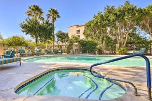 uma piscina com corrimão num resort em Midtown Phoenix Vacation Rental with Pool Access! em Phoenix