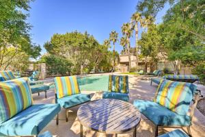 un grupo de sillas y una mesa junto a una piscina en Midtown Phoenix Vacation Rental with Pool Access!, en Phoenix