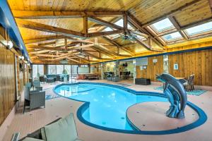 Bazen u ili blizu objekta Vermilion Riverfront Home with Indoor Pool