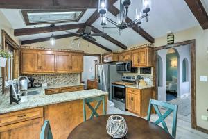 Kjøkken eller kjøkkenkrok på Vermilion Riverfront Home with Indoor Pool