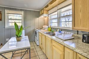 - une cuisine avec des placards en bois et un évier dans l'établissement Cozy Anniston Vacation Rental with Yard, à Anniston