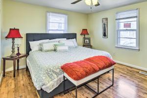 1 dormitorio con 1 cama grande y 2 ventanas en Cozy Anniston Vacation Rental with Yard en Anniston