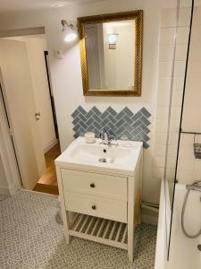 a bathroom with a sink and a mirror at Appart 40m2 dans maison - Proche Paris in Meudon